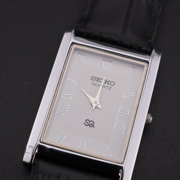 Vintage Seiko Slim Quartz Gentlemen's Wrist Watch  - FREE SHIPPING - Picture 4 of 13